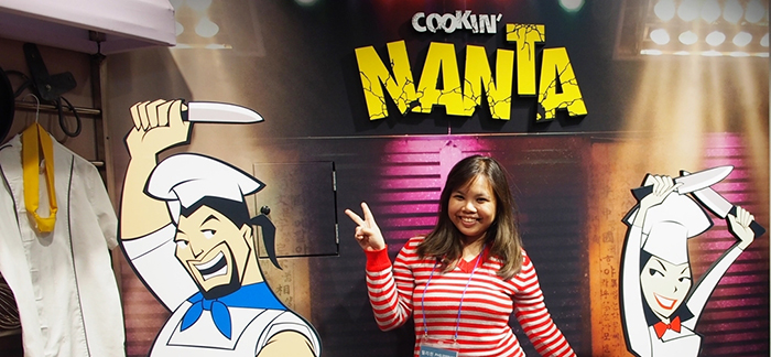  
Korea.net Honorary Reporter Nadine Postigo from the Philippines pose for a photo after a Nanta show. 
